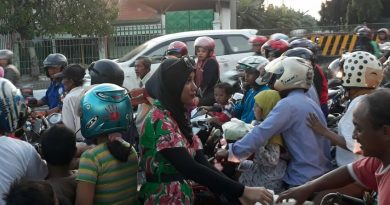 Penyanyi Lara Silvy Bagikan 1000 Paket Takjil untuk Pengguna Jalan Penyanyi Lara Silvy Bagikan 1000 Paket Takjil untuk Pengguna Jalan