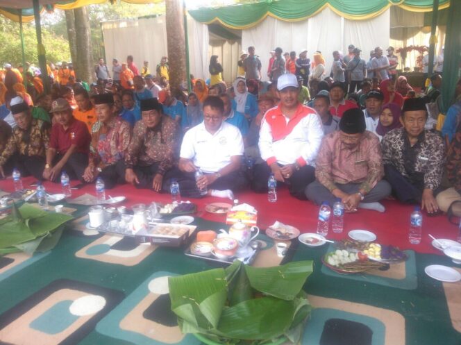 
Hadiri Halal Bi Halal, Ribuan Pegawai Kemenag Se-Jatim Tumplek Blek di Kebun Raya Purwodadi