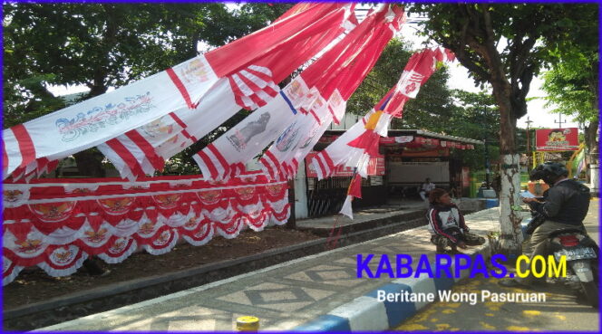 
HUT RI, Penjual Bendera Musiman dari Luar Kota Mencari Peruntungan di Pasuruan
