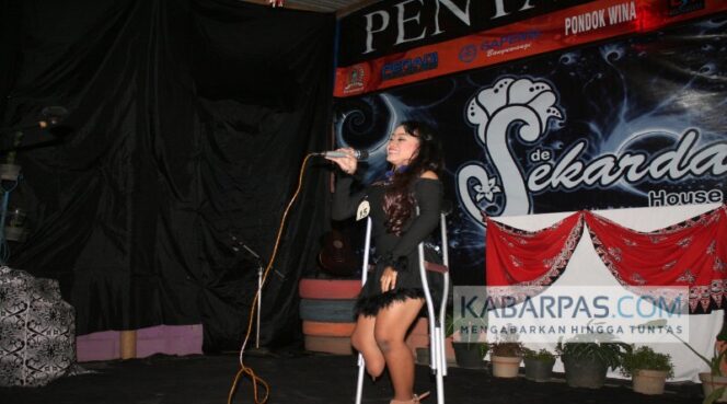 
Walau Kondisi Serba Keterbatasan, Tak Surutkan Semangat Gadis Bersuara Merdu Ini Salurkan Bakatnya