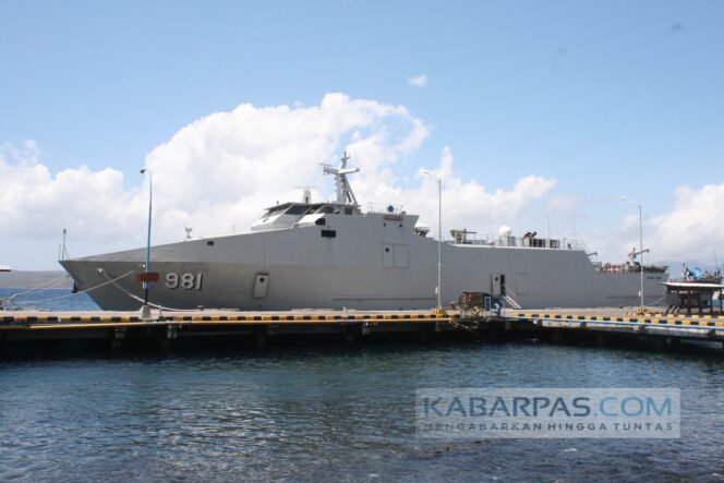 
KRI Karang Pilang Merapat Di Tanjungwangi