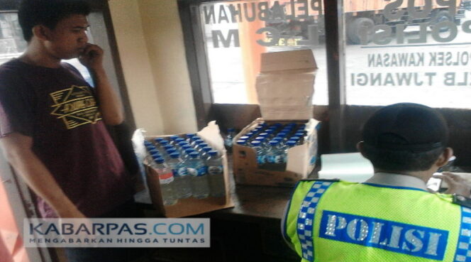 
Polisi KPT Gagalkan Kiriman Arak Bali