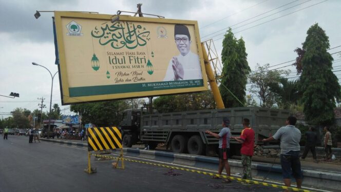 
Baliho Besar Bergambar Misbakun Ambruk