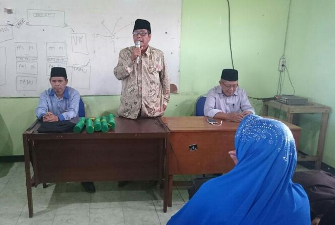 
Dekan Fakultas Tarbiyah IAI Al-Khoziny, H Sudjak saat memberikan pemaparan. (istimewa)