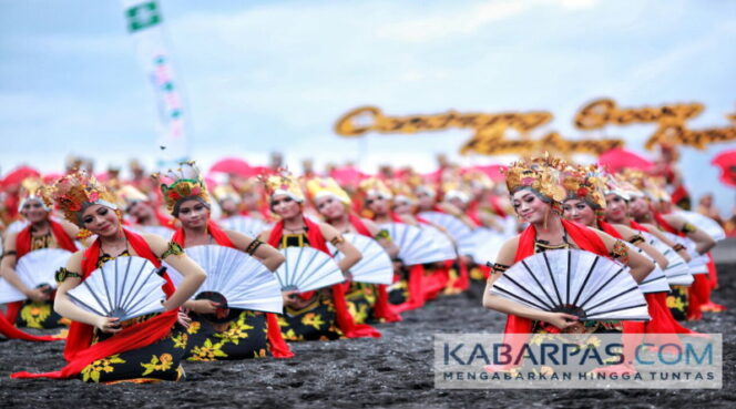 Angkat Tema Kembang Pepe, Festival Gandrung Sewu Berlangsung Spektakuler