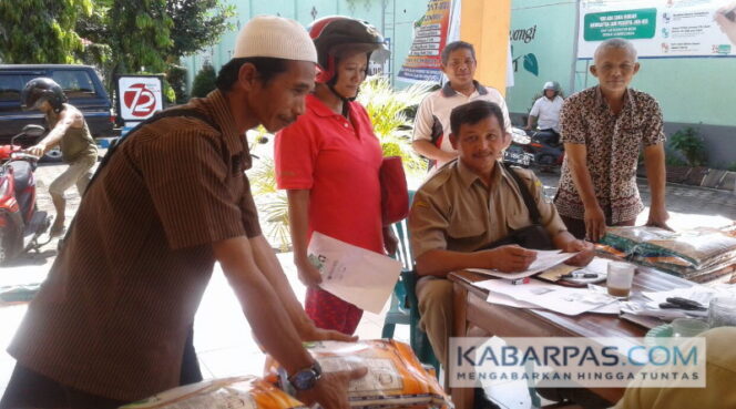 
Pembagian Beras Subsidi 3 Desa di Kecamatan Gambiran, 