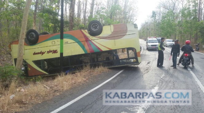 Minibus Terbalik di Duga Karena Rem Blong