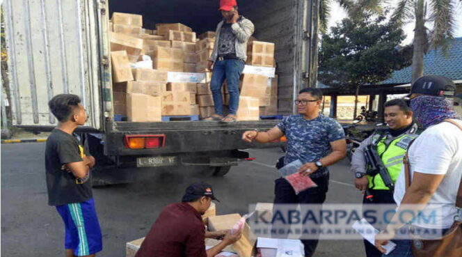 
Polisi Pelabuhan Periksa Mobil Box, di Duga Surat Tidak Sesuai