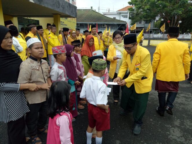 
Selesai Santuni Anak Yatim, Golkar Mendaftar Ke KPU
