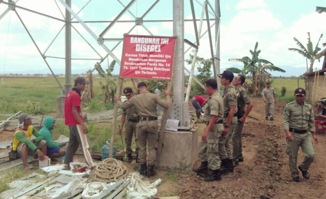 
Satpol PP Banyuwangi Segel Tower Smartfren Tak Berijin