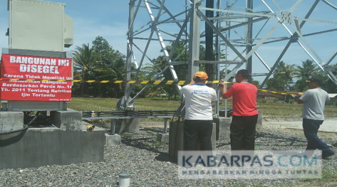 
Satpol PP Kabupaten Banyuwangi Segel Tower BTS Tak Berijin Milik Indosat