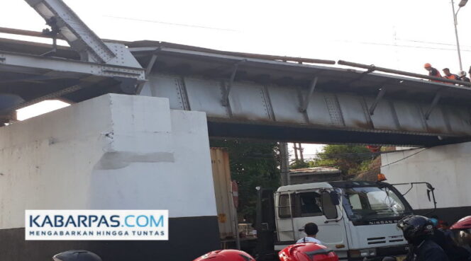 
Jembatan Layang Kereta Api Ditabrak Kontainer, Embong Brantas Macet