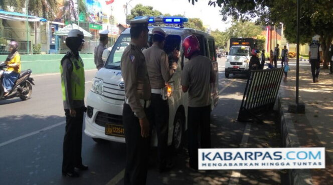 
Polisi dan Dinas Perhubungan Banyuwangi Gencar Tertibkan Parkir Liar