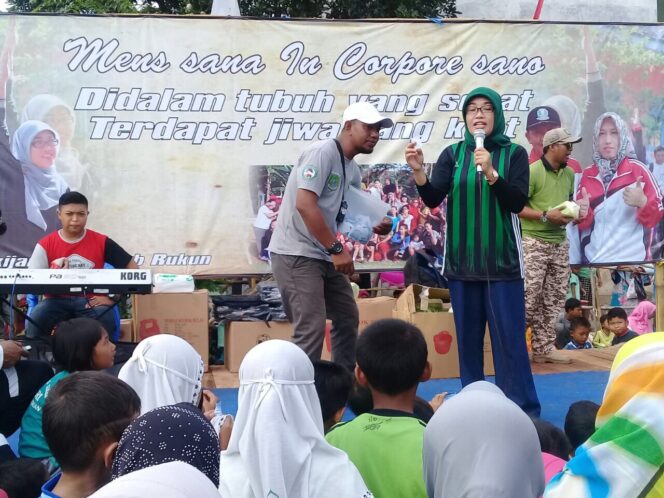 
Peringati Hari Guru, PGRI Wonorejo Gelar Senam Massal