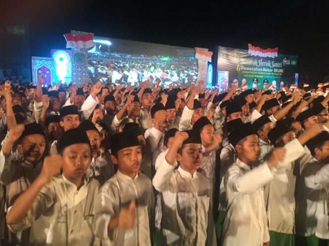 
32000 Santri Pasuruan Pecahkan Rekor Muri Hafalan Nadzom Aqidatul Awam dan Aqoid