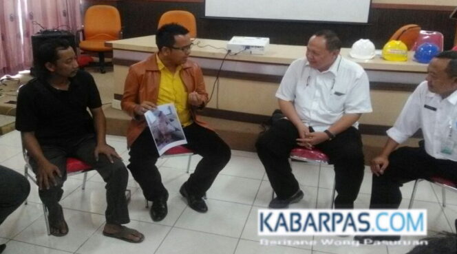 
Diduga Menjadi Korban Malpraktek, Keluarga Nurul Aini Ngelurug RSUD Bangil.