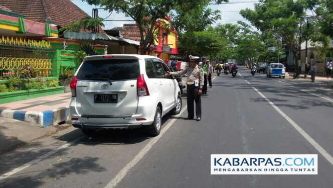 
Satlantas Polsek Genteng Tindak 76 Pelanggar Dalam Dua Hari Operasi Zebra 2017