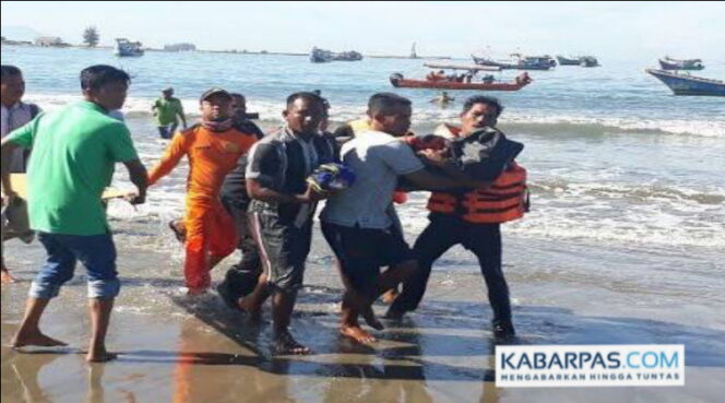 Sedang Asik Berenang, Pemuda Ini Terseret Ombak Pantai Balekambang