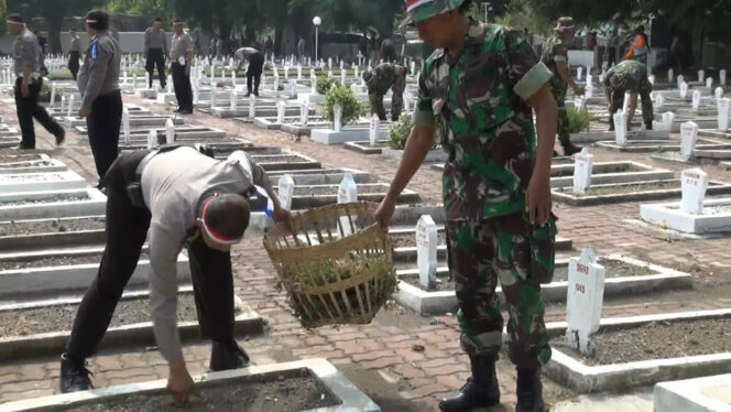 
Peringati Hari Pahlawan, TNI-Polri Bersihkan Makam Pahlawan