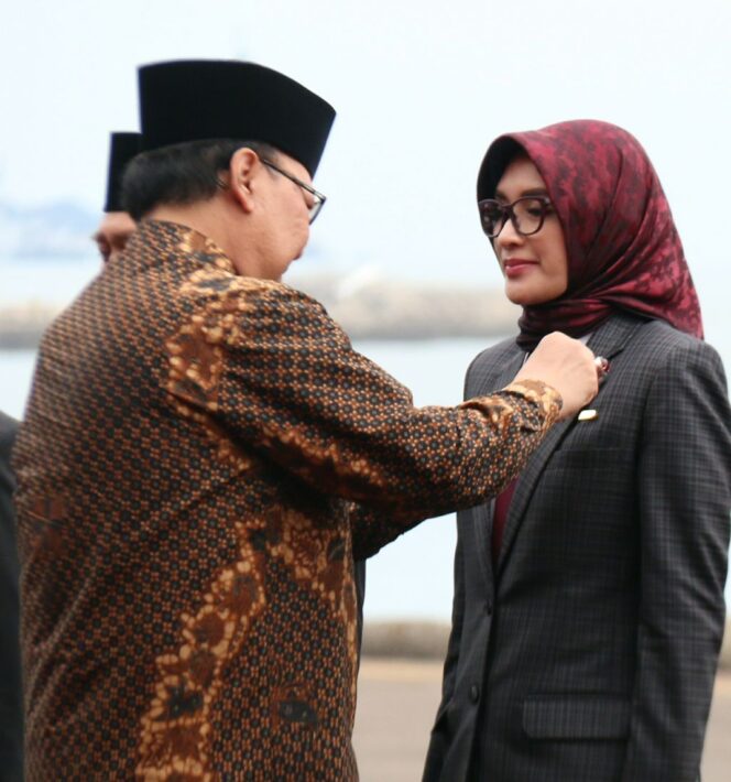 
Bupati Cantik Ini Terima Satyalancana Wira Karya