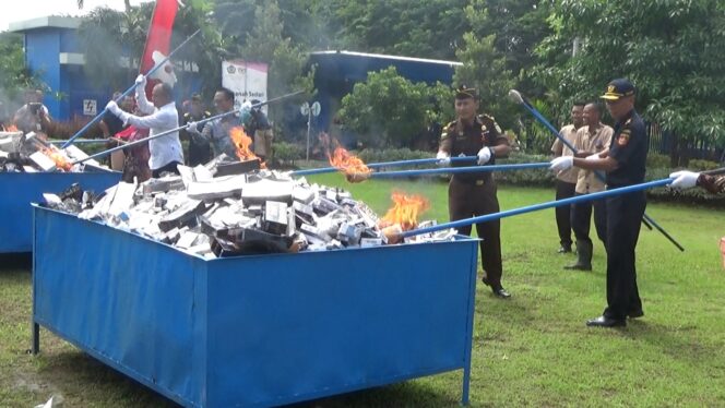 
Bea Cukai Jatim 1 Musnahkan 32 Juta Batang Rokok Ilegal