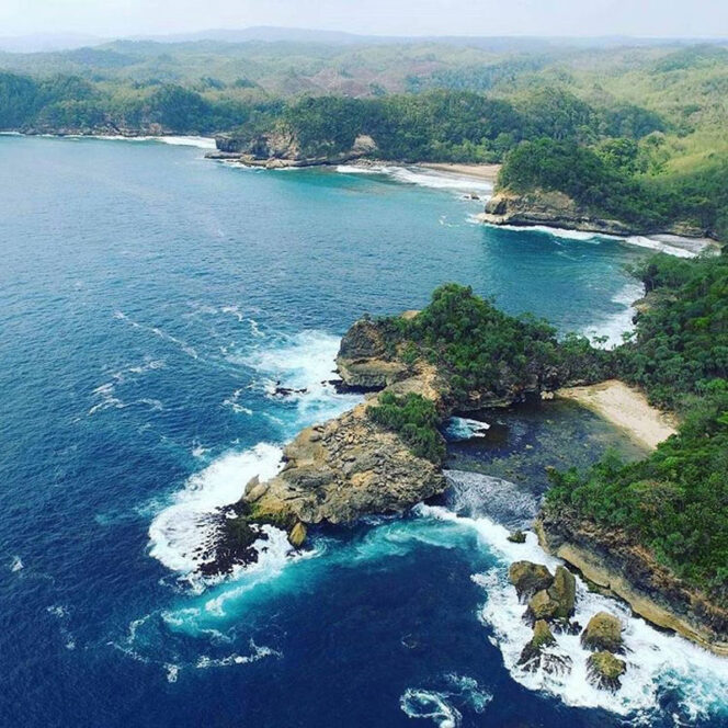 Wow, Pantai Ini Tawarkan Deburan Ombak Batu Karang