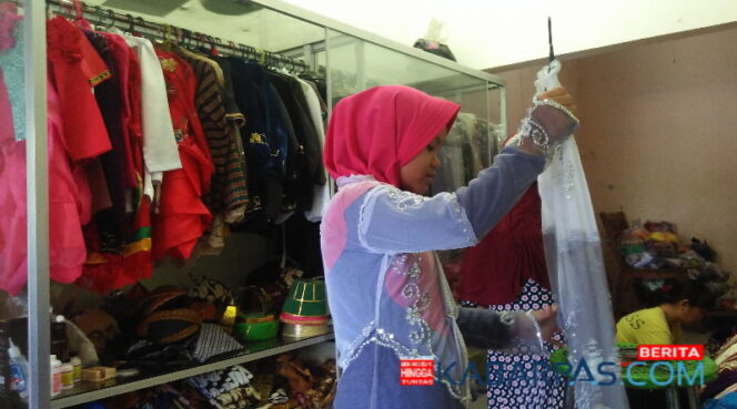 
Jelang Hari Kartini, Tempat Penyewaan Baju Adat di Pasuruan Kebanjiran Order