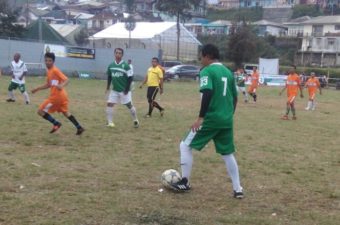 
Kampanye di Kawasan Bromo, Gus Irsyad Ajak Masyarakat Berolahraga dengan Main Sepak Bola