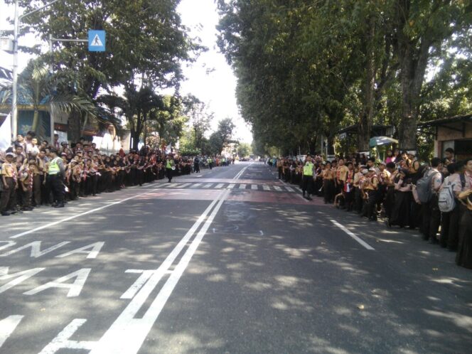 
Ribuan Anak Sekolah Sambut Kedatangan Presiden Jokowi di Pasuruan