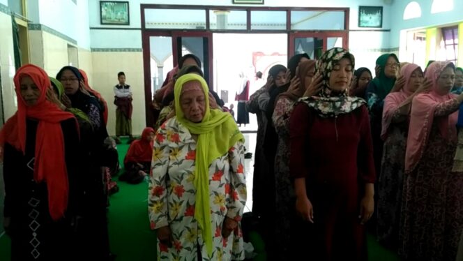 
Bantu Proses Penyembuhan, Mahasiswa KKN-T UYP Adakan Ruqyah Massal