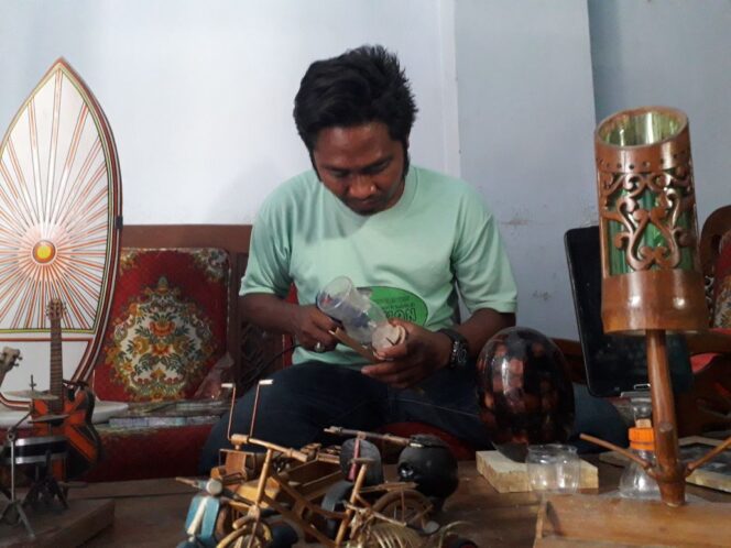 
Kreatif, Pemuda asal Nguling Ini “Sulap” Limbah Bekas Jadi Miniatur Unik