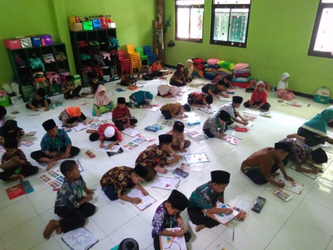 
Puluhan Siswa SDI Aulia Ikuti Lomba Mewarnai Batik