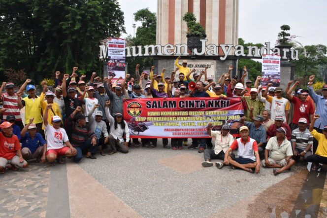 
Ratusan Abang Becak di Sidoarjo Gelar Kirab Cinta NKRI
