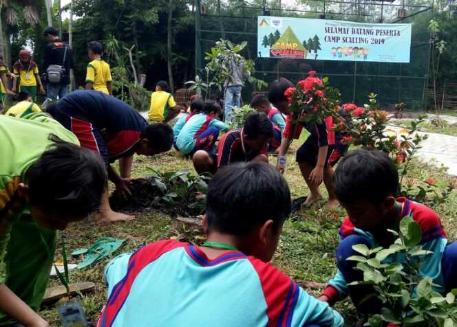 
Puluhan Siswa SD di Pasuruan Ikuti Camp Scalling, Begini Keseruannya