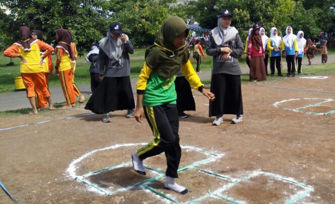 
Ikhtiar Ponpes Bayt Al-Hikmah Pasuruan Ajak Santri dan Pelajar Pertahankan Permainan Tradisional