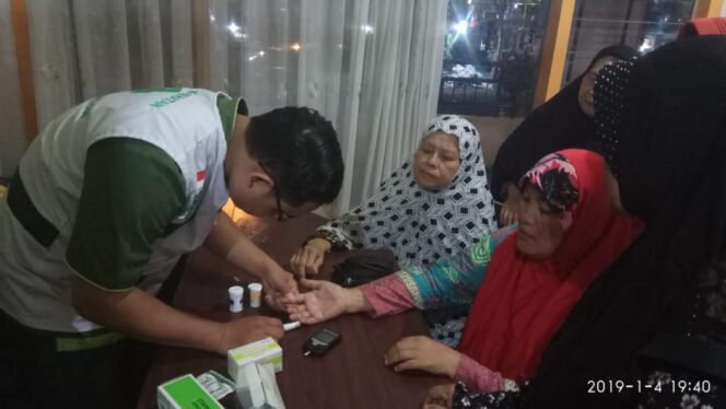 
Pos Kesehatan Masjid Agung Ar-Raudlah Kraksaan Beri Solusi Atasi Masalah Kesehatan Masyarakat