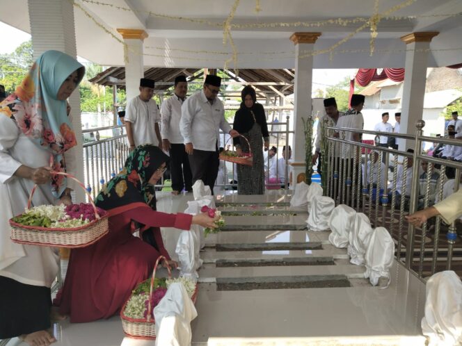 
HUT Kota Kraksaan, Pemkab Probolinggo Ziarah ke Makam Kiai Ronggo
