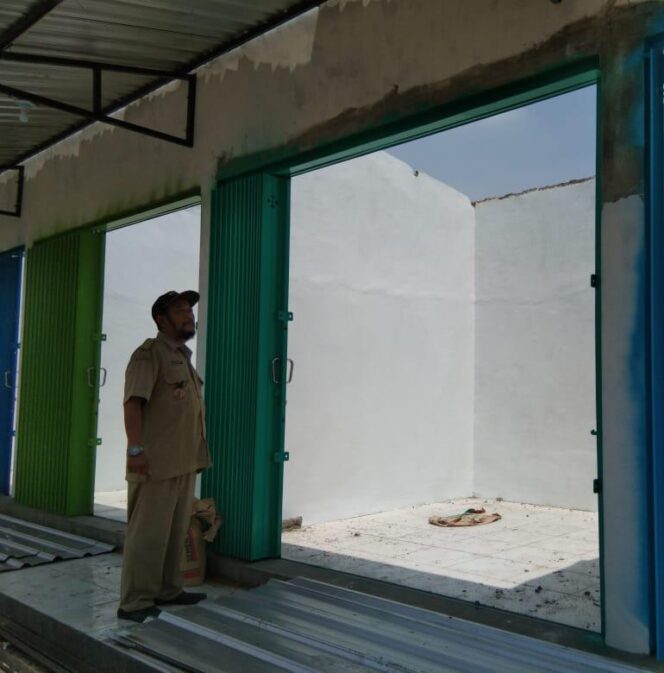 
Puting Beliung Terbangkan Atap Kios Ikan di Pasuruan