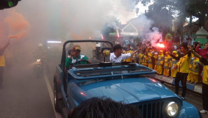 
Sebagai Wujud Rasa Syukur, Dou Gus Pasuruan Arak Piala Adipura Keliling Bangil