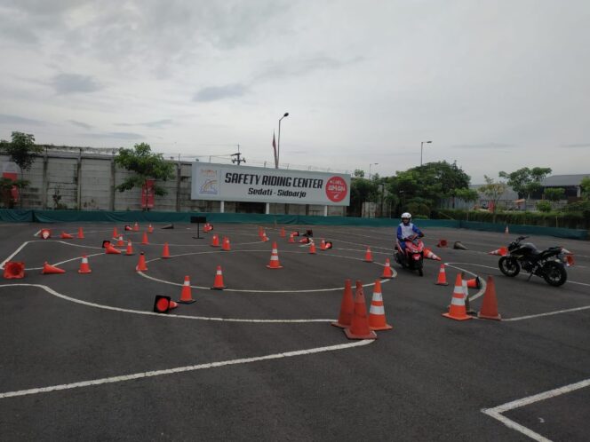 MPM Gandeng Polrestabes Surabaya Gelar Pelatihan Berkendara Bagi Peserta Pembuatan SIM Kolektif