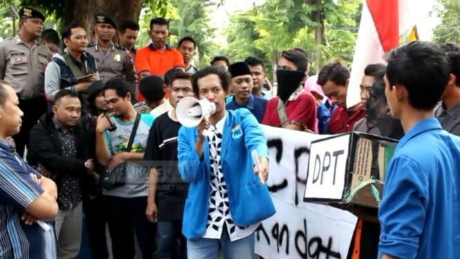 
Puluhan Mahasiswa PMII Demo Kantor KPU Kota Pasuruan