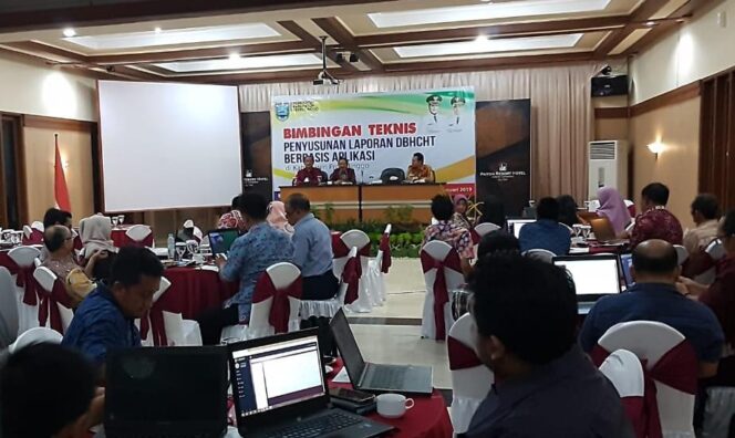 
Puluhan Orang Ikuti Bimtek Penyusunan Laporan DBHCHT Berbasis Aplikasi