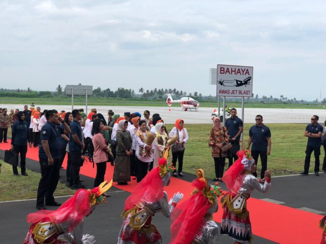 
Berkunjung ke Banyuwangi, Ibu Negara Iriana Jokowi Berikan Ribuan Bantuan Bibit Pohon