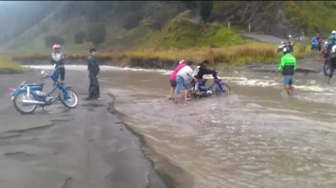 
Diguyur Hujan Deras, Lautan Pasir Gunung Bromo Banjir