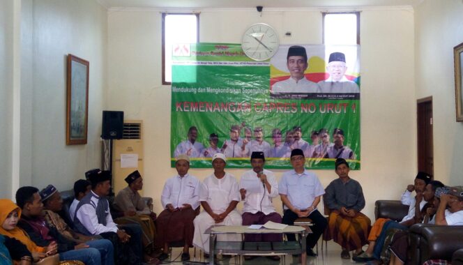 
Barisan Santri Merah Putih Deklarasi Menangkan Capres Jokowi di Pasuruan