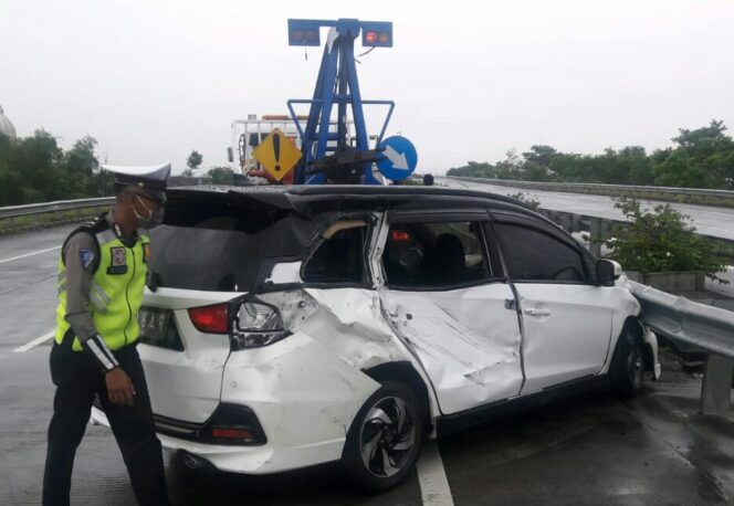 
Kondisi Jalan Licin, Dua Kendaraan Alami Kecelakaan di Tol Pandaan-Gompol 