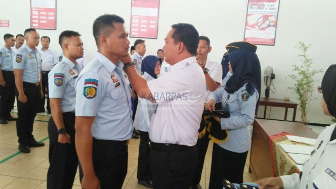 
Lapas Kelas IIB Pasuruan Lantik Puluhan CPNS Jadi PNS