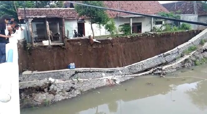 
Plengsengan Sungai Tugusari Pasuruan Ambrol