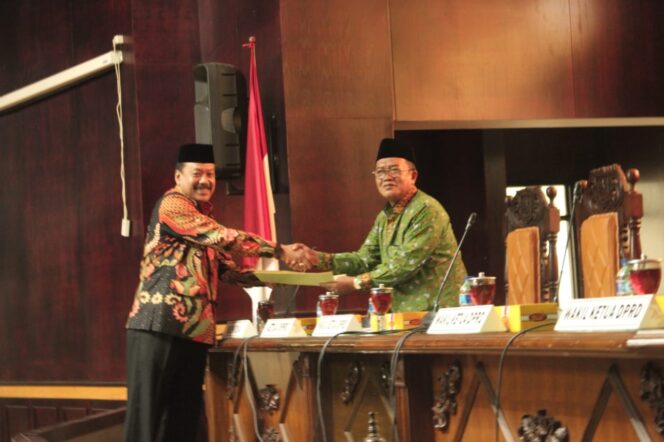 
Eksekutif Jawab PU Fraksi Terhadap Raperda RPJMD 2018-2023