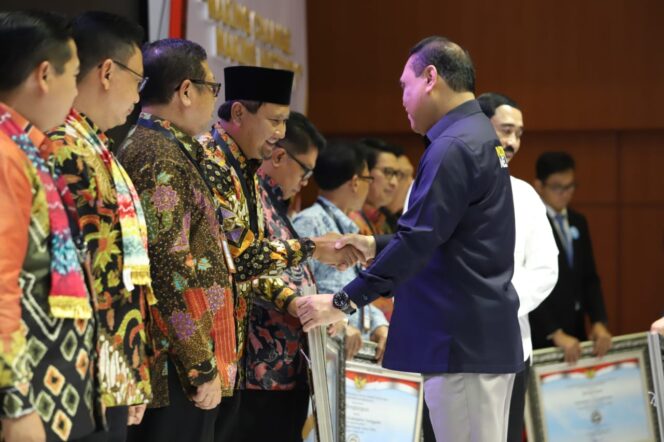 Gus Irsyad Terima SAKIP Award 2018 dari KemenPAN RB di Banjarmasin